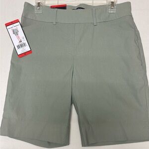 NWT Hilary Radley Sage Green Golf/Walking Shorts
Size M.